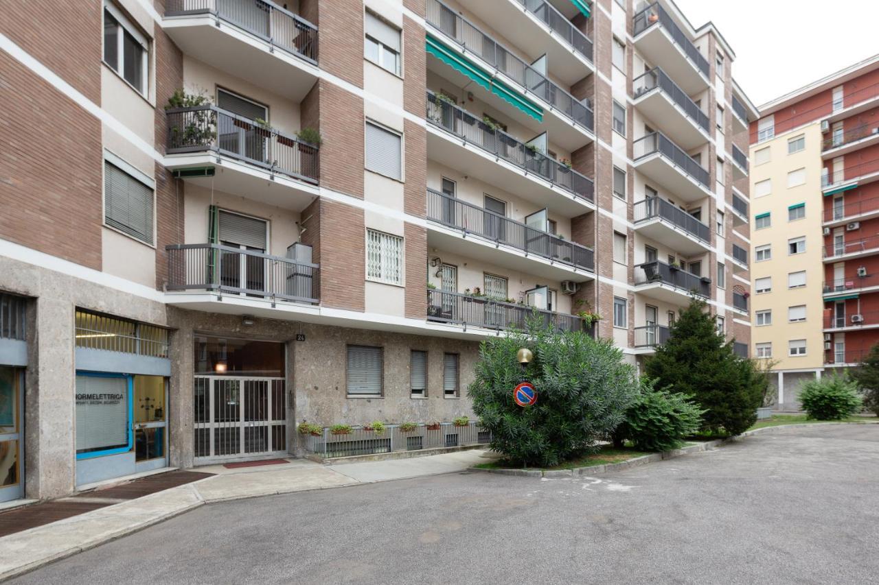 Apartment With Balcony -Bisceglie Red Line Subway Milan Exterior photo